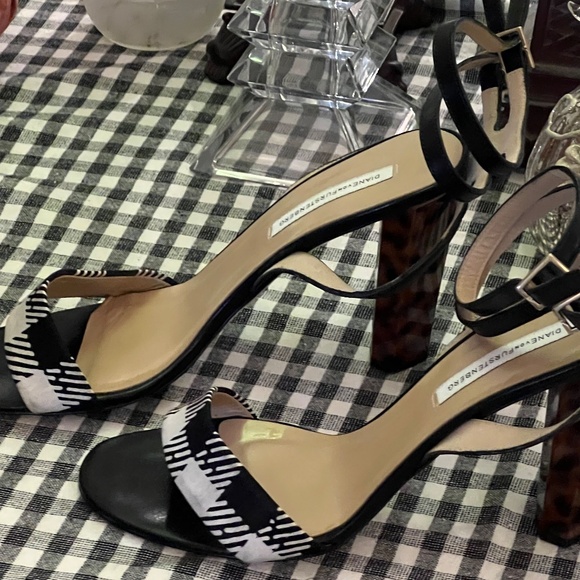 DESIGNER HERRINGBONE ANKLE STRAP - LEOPARD PRINT - ACRYLIC  BLOCK STILETTO HEEL - Picture 5 of 8